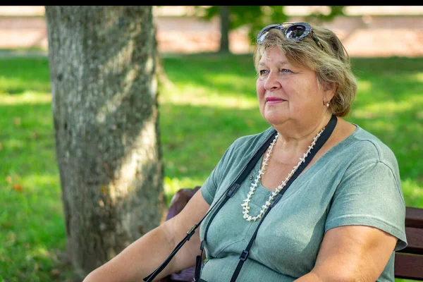 Gammal Fyllig Kvinna Med Glasögon Vilar Stadspark — Stockfoto