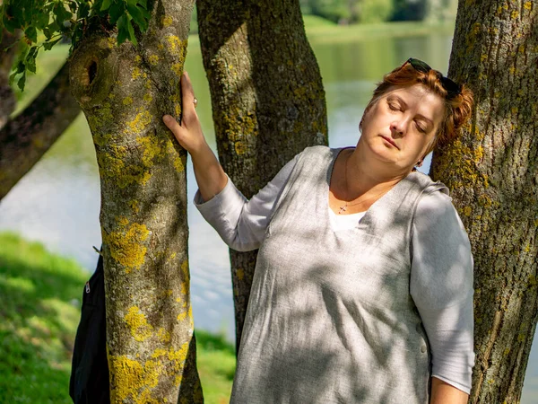 Volwassen Mollige Vrouw Met Bril Rusten Een Stad Park — Stockfoto