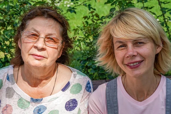 Две Милые Зрелые Женщины Отдыхают Городском Парке Смотрят Фотографа Улыбкой — стоковое фото