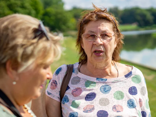 Reife Mollige Frau Mit Brille Ruht Einem Stadtpark — Stockfoto