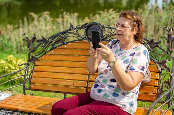 Mature Femme Dodue Avec Des Lunettes Repos Dans Parc Ville — Photo