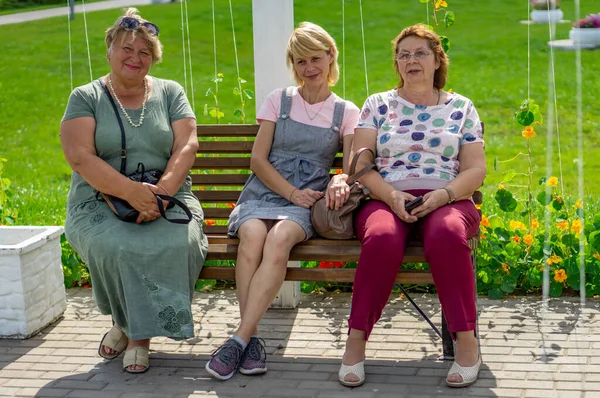 Three Nice Mature Women Relax City Park Look Photographer Smile — Stock Photo, Image