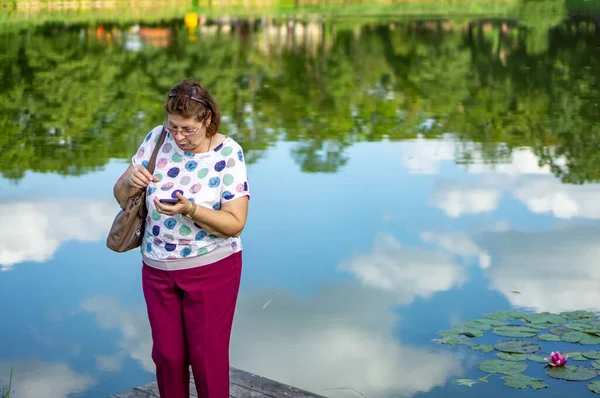 Reife Mollige Frau Mit Brille Ruht Einem Stadtpark — Stockfoto