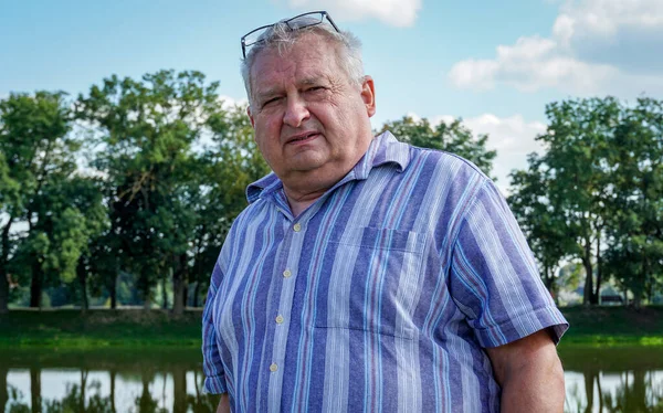 Gamle Farfar Går Stadsparken Stockbild