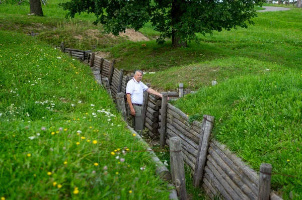 Vecchio Nonno Cammina Nel Parco Della Città — Foto Stock