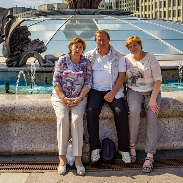 Группа Зрелых Туристов Отдыхает Городском Парке Возле Фонтана — стоковое фото