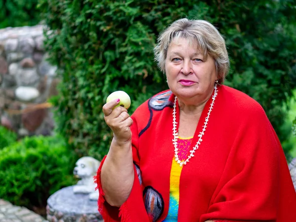 Starší Baculatá Žena Červeném Kráčí Ulicemi Starého Města Jíst Jablko — Stock fotografie