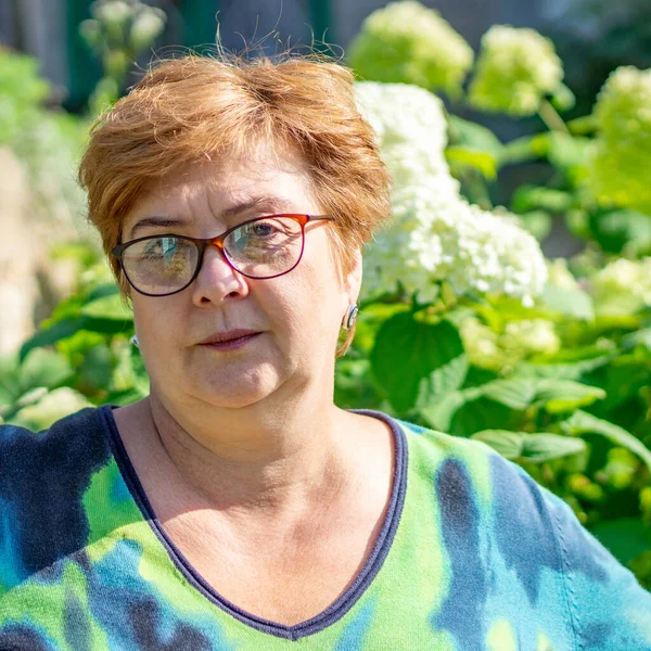 Reife Mollige Frau Mit Brille Ruht Einem Stadtpark — Stockfoto