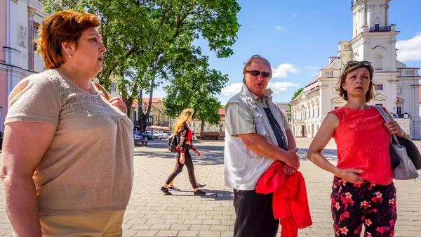 Grupp Mogna Turister Genom Gatorna Den Gamla Staden — Stockfoto