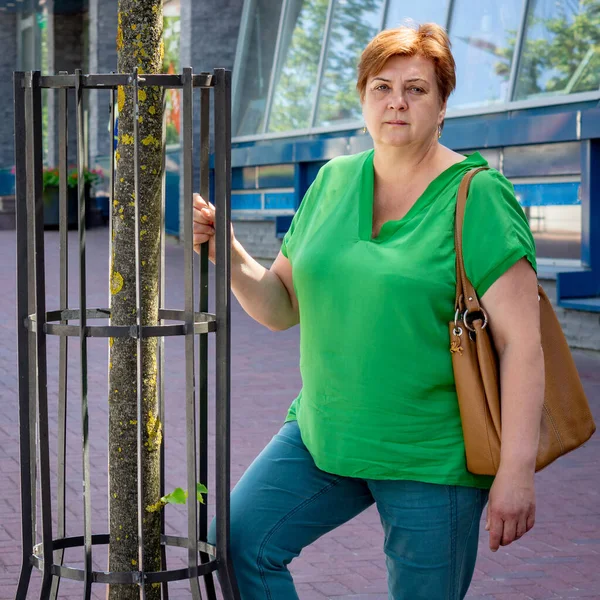 Dojrzała Pulchna Kobieta Okularach Odpoczywa Parku Miejskim Zdjęcia Stockowe bez tantiem