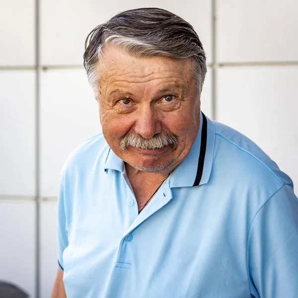 Vieux Grand Père Marche Dans Parc Ville — Photo