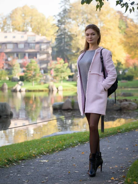 Portret Van Een Jonge Vrouw Met Sproeten Kijkt Glimlachend Naar — Stockfoto