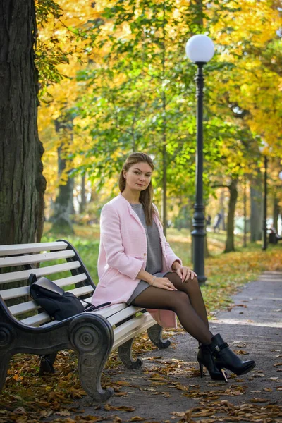 Porträt Einer Jungen Frau Mit Sommersprossen Sie Blickt Den Fotografen Stockbild