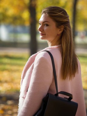 Çilli genç bir kadının portresi. Fotoğrafçıya gülümseyerek bakıyor.