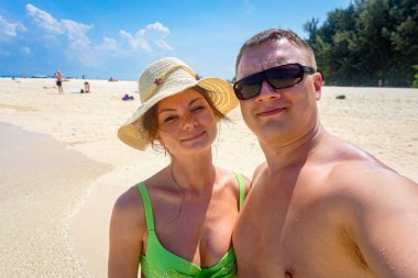 Bir çift genç insan denizde eğleniyor.