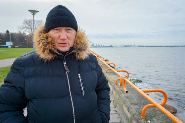 Vecchio Cammina Lungo Lungomare Del Mar Baltico Inverno — Foto Stock