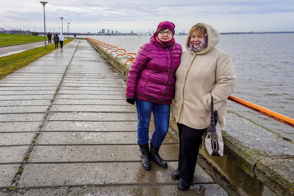 Gruppo Turisti Maturi Passeggia Lungo Argine Del Mar Baltico Inverno — Foto Stock