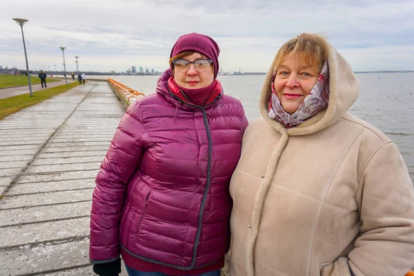 Gruppo Turisti Maturi Passeggia Lungo Argine Del Mar Baltico Inverno — Foto Stock