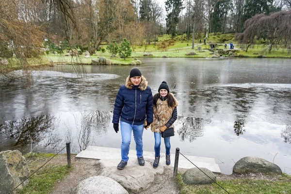 Para Młodych Ludzi Bawi Się Parku Miejskim Zimą — Zdjęcie stockowe