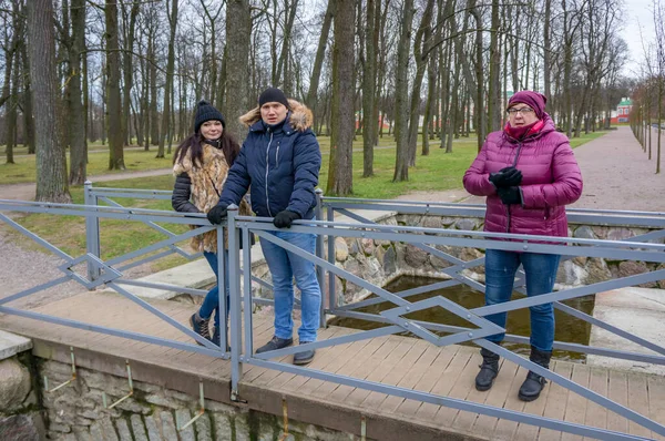 Gruppo Turisti Maturi Piedi Nel Parco Della Città — Foto Stock