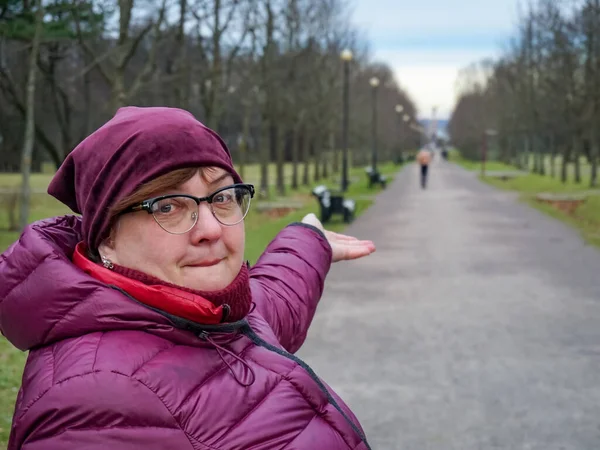 Felnőtt Kövér Szemüvegben Piros Kabátban Pihen Egy Városi Parkban — Stock Fotó