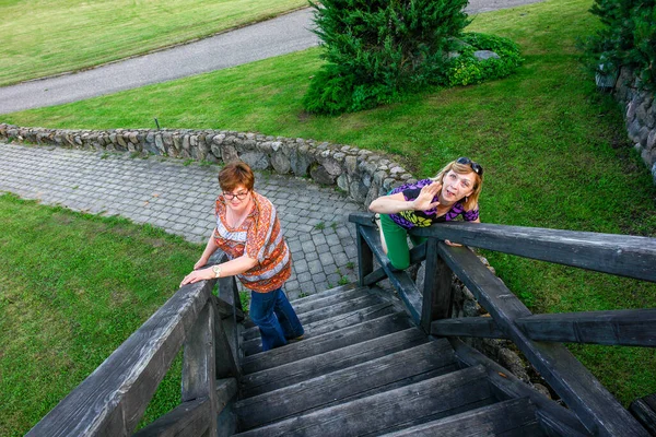 Glada Mogna Kvinnor Går Genom Gatorna Den Gamla Staden — Stockfoto