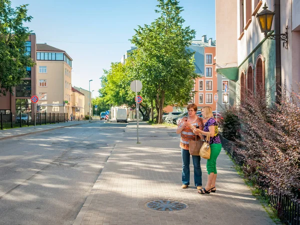 Весёлые Зрелые Женщины Ходят Улицам Старого Города Глядя Фотографии Мобильном — стоковое фото