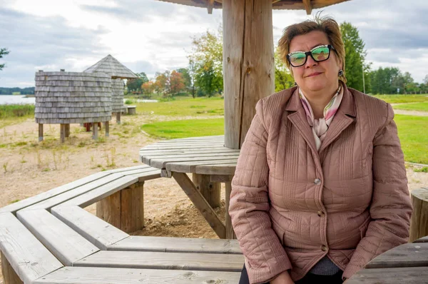 Vrolijke Volwassen Vrouw Ontspannen Stad Park Aan Het Meer Herfst — Stockfoto