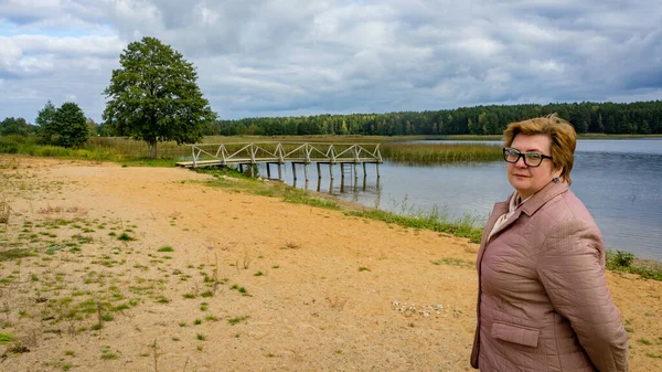 Alegre Madura Mujer Relajarse Ciudad Parque Junto Lago Otoño — Foto de Stock