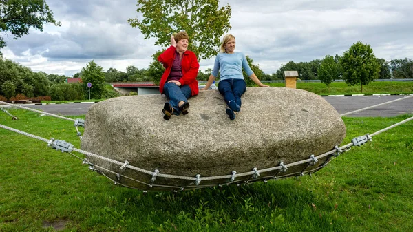 Två Trevliga Mogna Kvinnor Koppla Stadsparken — Stockfoto