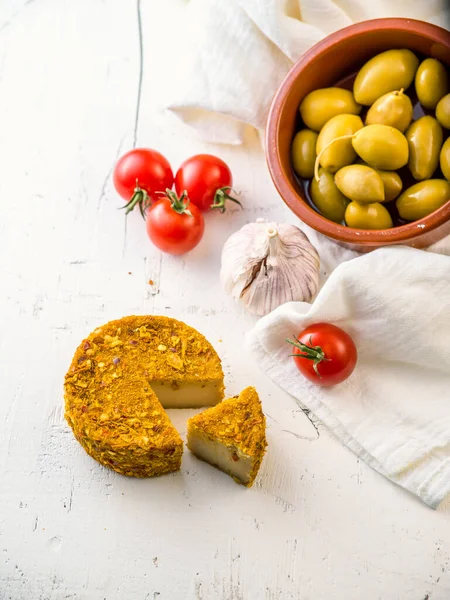 Queso Tomates Sobre Fondo Blanco Imágenes De Stock Sin Royalties Gratis