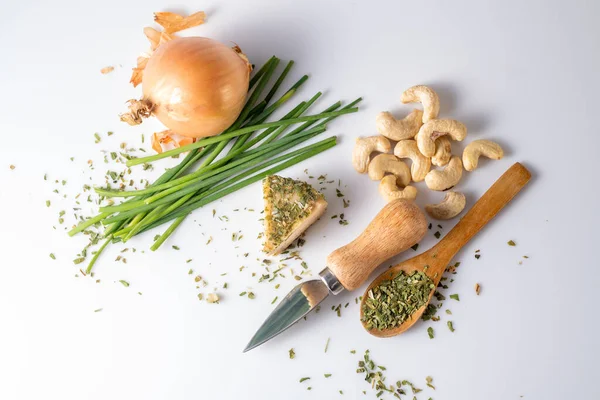 Queso Con Algunos Ingredientes Sobre Una Mesa — Foto de Stock