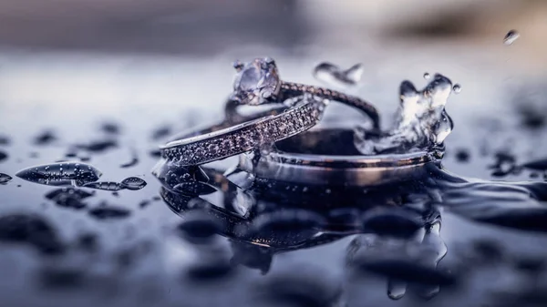 Anéis Casamento Sobre Fundo Escuro — Fotografia de Stock