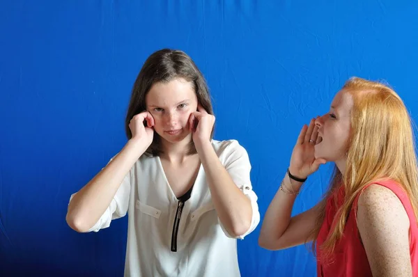 Zwei Teenager Eine Schreit Die Andere Verstopft Ihre Ohren — Stockfoto