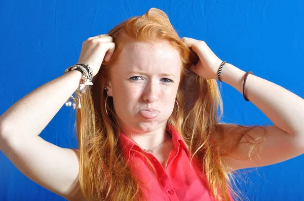 genç kızın dilini yapıştırma