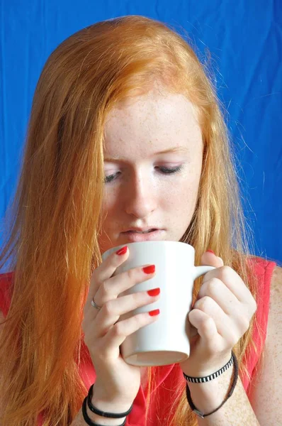 Teenager Trinken Ein Heißes Getränk — Stockfoto