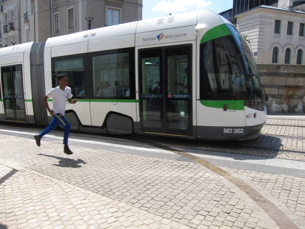 Nantes_France Липня 2018 Людина Біжить Прийняти Трамвай Nantes — стокове фото