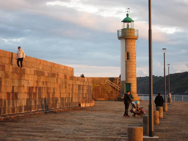 Binic Francia Octubre 2016 Gente Caminando Por Muelle Del Faro —  Fotos de Stock