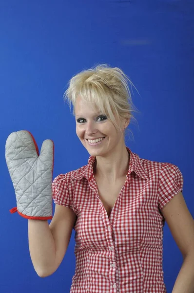 Vrouw Met Keuken Handschoen — Stockfoto