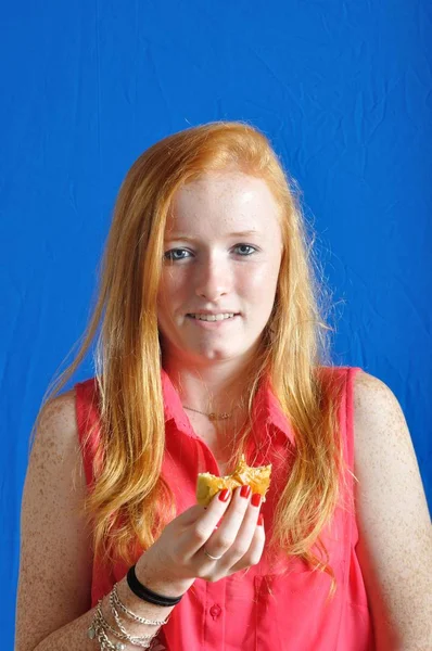 Een Tiener Die Eten Van Een Broodje Chocolat — Stockfoto