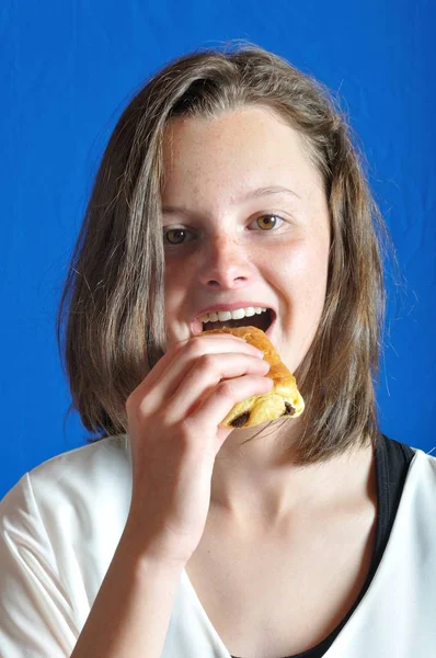 Een Tiener Die Eten Van Een Broodje Chocolat — Stockfoto