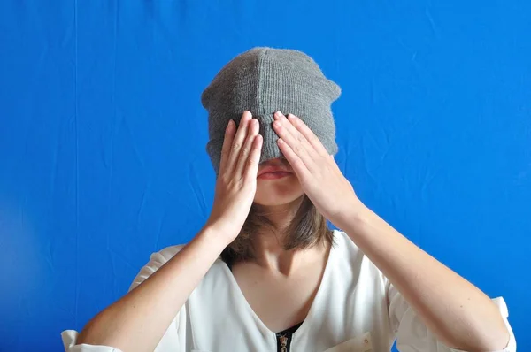 Teen Hiding His Face His Bonnet — Stock Photo, Image