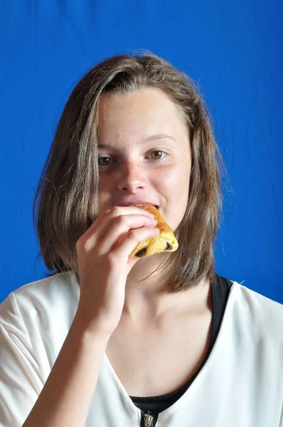 Teen Eating Chocolat Bun — Stock Photo, Image