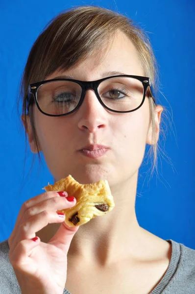 Teen Eating Chocolat Bun — Stock Photo, Image