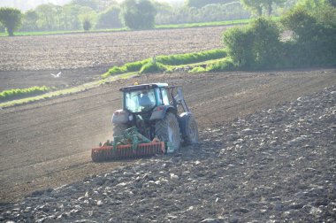 Brittany içinde çiftçilik traktör