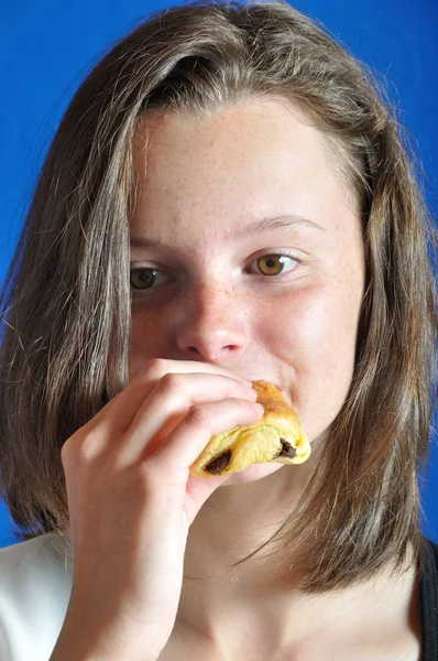 Teen Eating Chocolat Bun — Stock Photo, Image