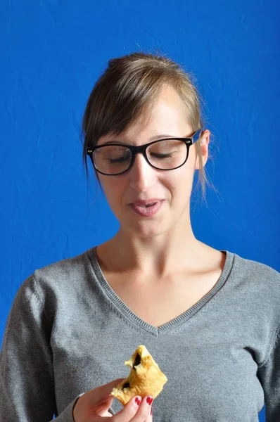 Een Tiener Die Eten Van Een Broodje Chocolat — Stockfoto