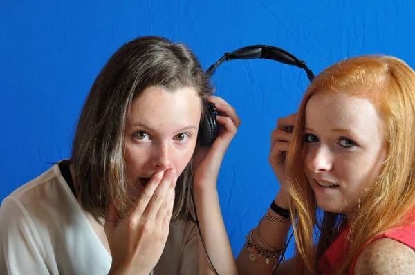 Two Teen Listening Music — Stock Photo, Image