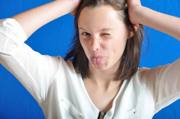 若い女の子が彼女の舌を突き出て — ストック写真