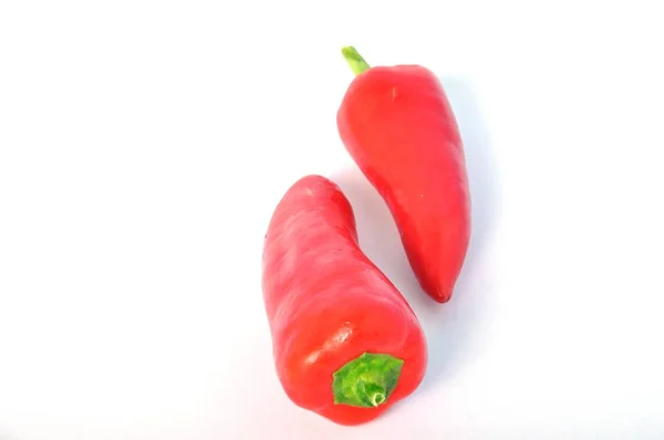 白色胡椒粉上的红辣椒 — 图库照片